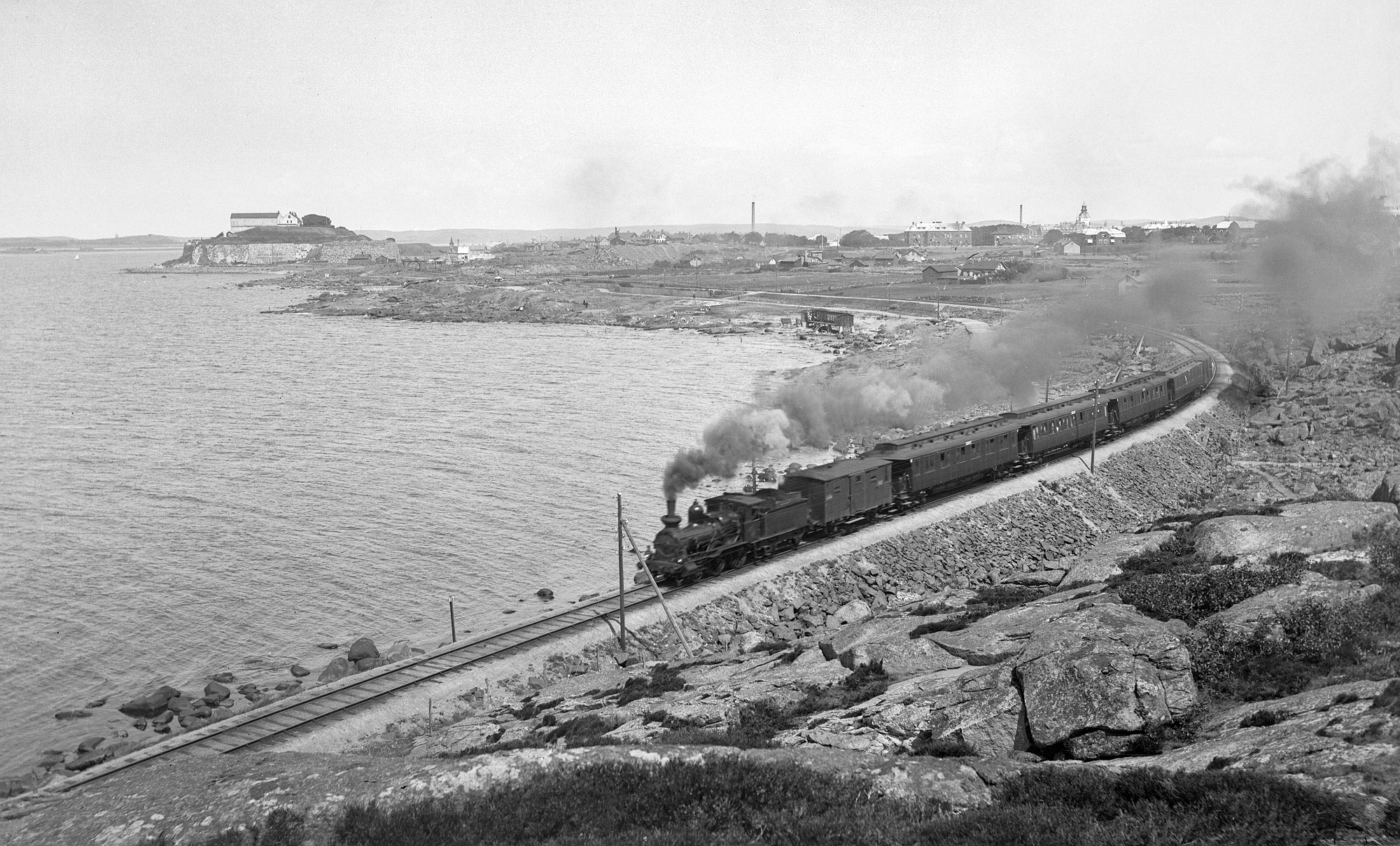 Bild: Södergående persontåg draget av ett Da-ånglok strax söder om Varberg 1900