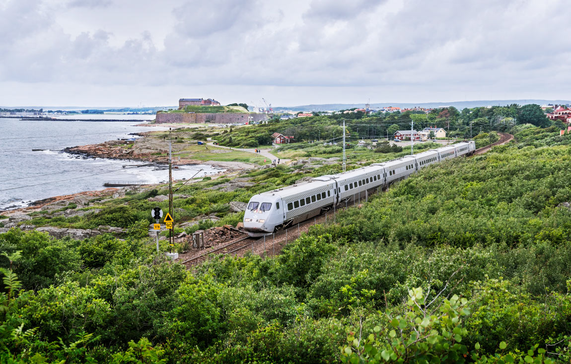 Ett SJ X2000-tåg mot Malmö rullar ut från Varberg 2 juli 2016