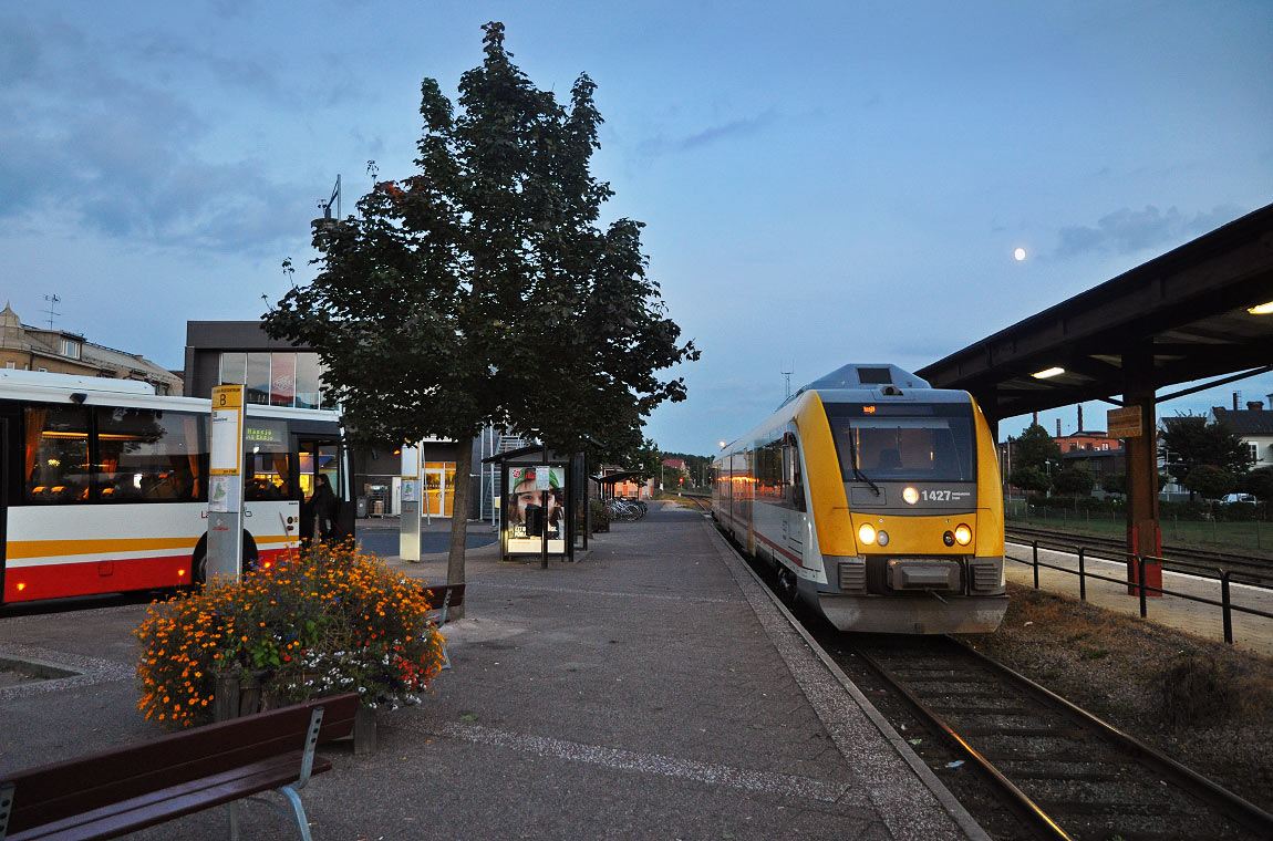 Bild: Tåg mot Nässjö inväntar avgång i Vetlanda 2014