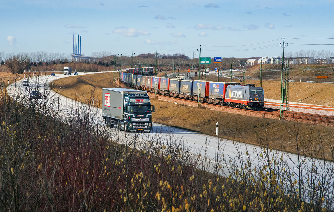 Bild: Hector Rail 241 002-3 med godståg från Danmark mellan Lernacken och Svågertorp 2009. I bakgrunden ses Öresundsbron.