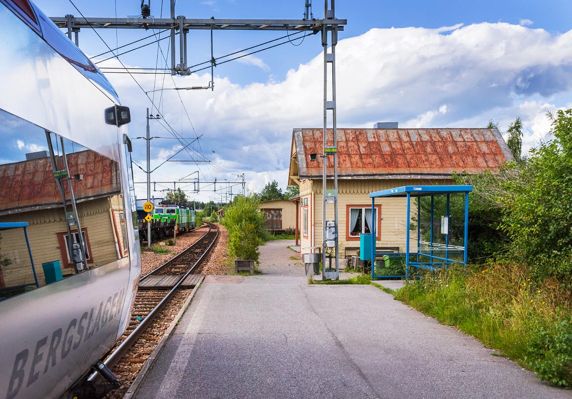 Godståg mot Ludvika möter persontåg mot Västerås i Virsbo 2016
