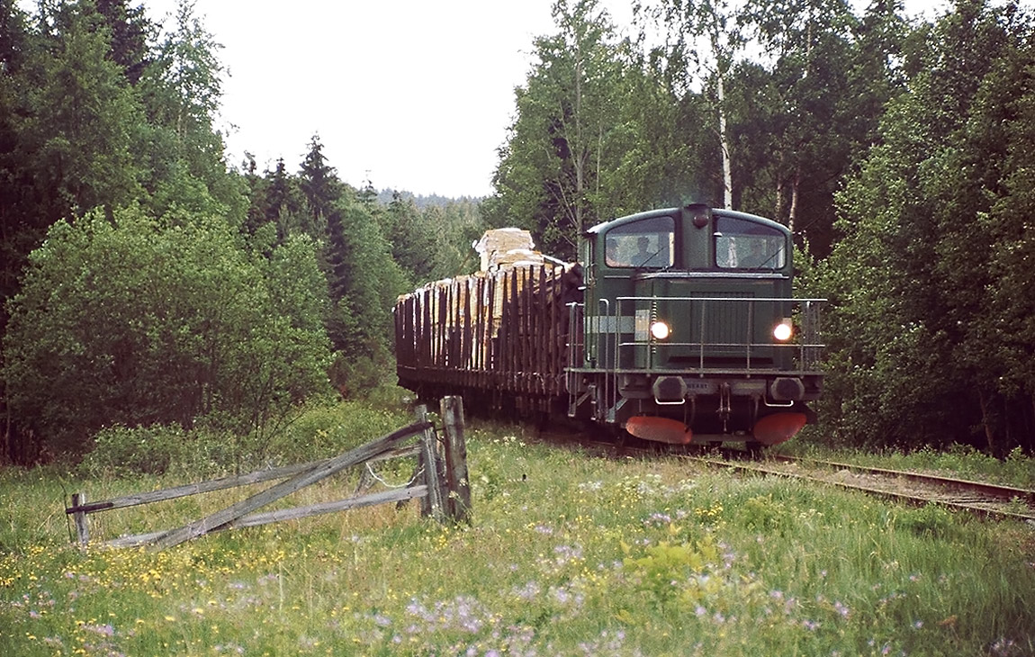 Woxna Express med sin lokomotor Z67 649 strax öster om Voxna den 27 juni 1996. Foto Johan Siirak.