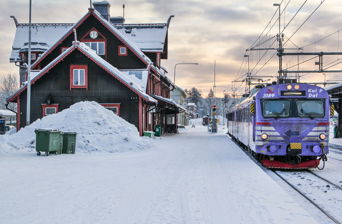 Norrtåg använder i sin trafik ett par motorvagnståg av typen X11 som tidigare rullat i Skåne. Här ses ett av dem i Vännäs den 21 januari 2013. Foto Christian Tellerup.