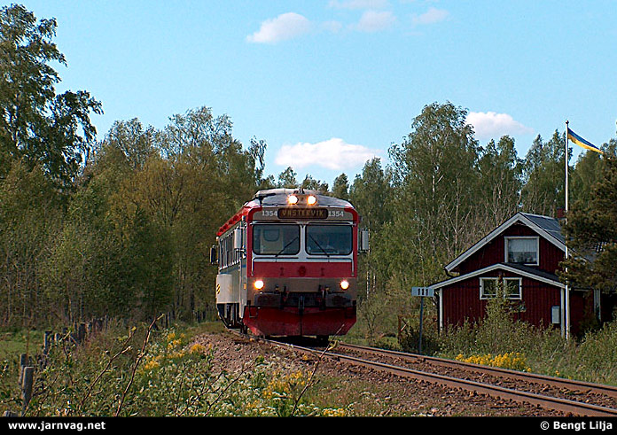 Bild: Y1 1354 passerar kilometer 111 vid Källsåker norr om Västervik den 24 maj 2005. Foto Bengt Lilja.