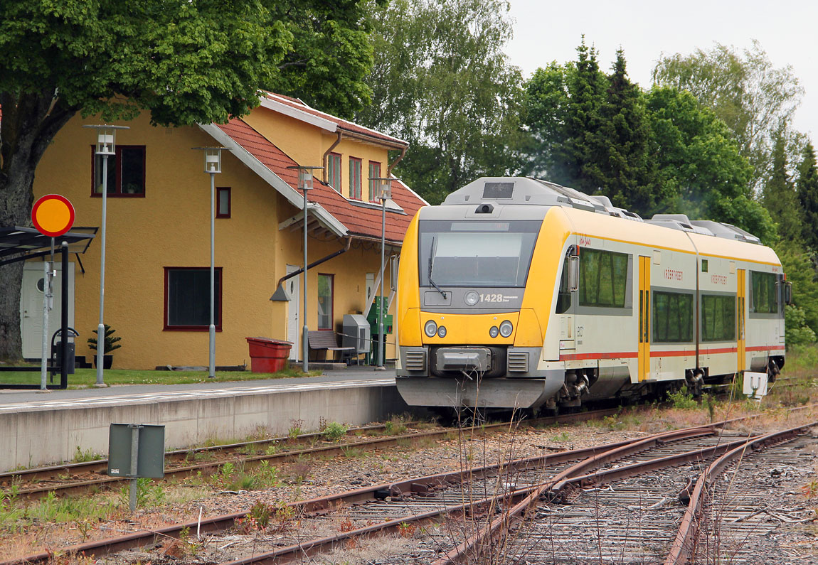 Y31 1428 "John Bauer" lämnar Forsheda på väg mot Värnamo och Nässjö den 17 juni 2015. Foto Christian Tellerup.