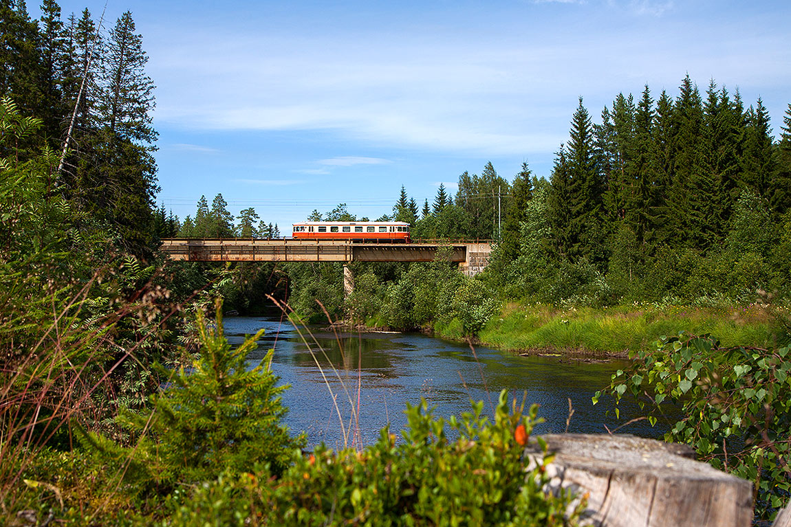 En Y8-rälsbuss från Örnsköldsviks Järnvägssällskap korsar Moälven den 28 juli 2012. Foto David Larsson.