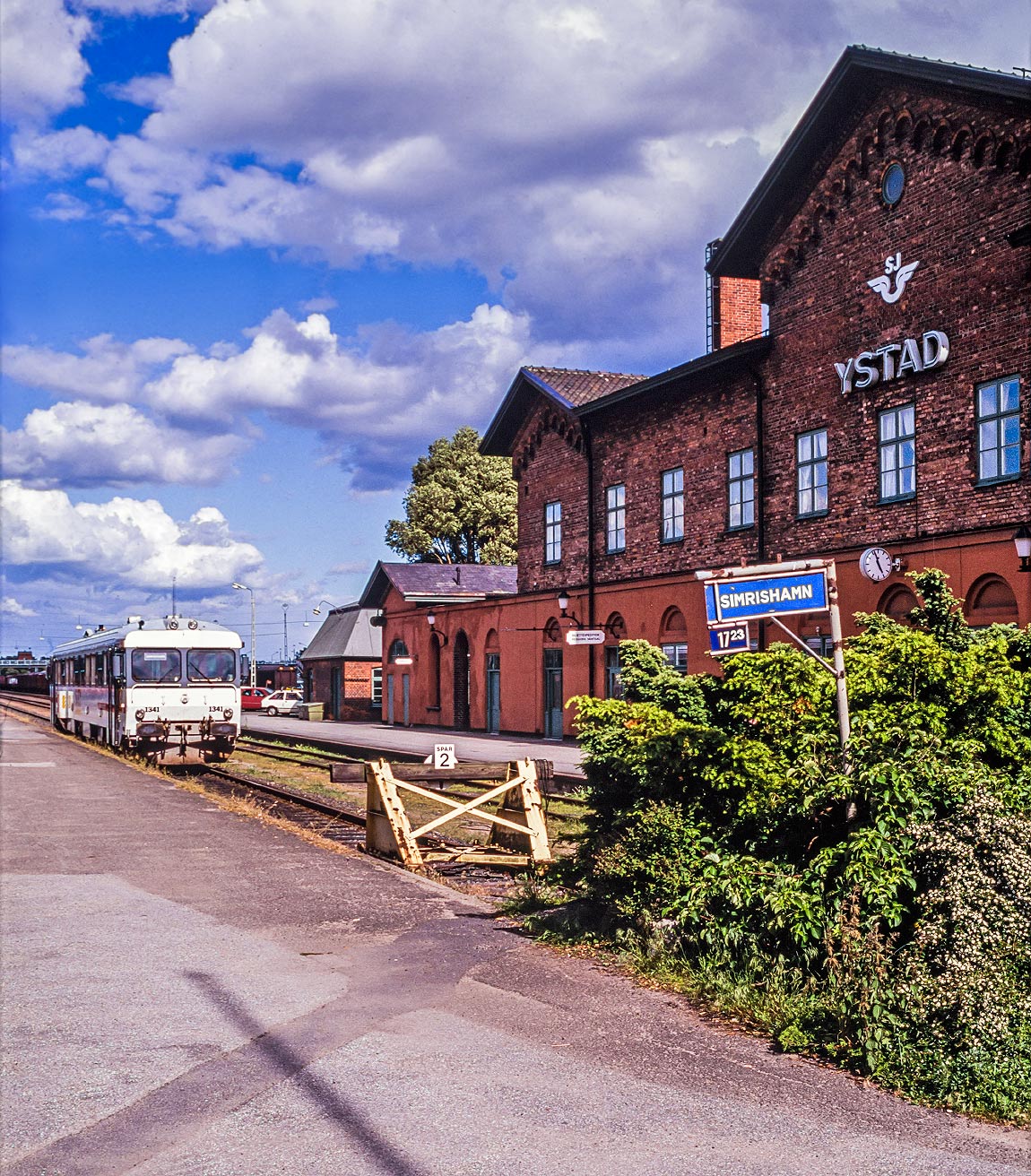 Bild: Y1 1341 som tåg mot Simrishamn inväntar avgång i Ystad 16 juni 1994