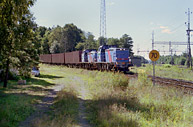 Bild: Två T44-lok anländer till Älmhult med godståg från Olofström i augusti 2003