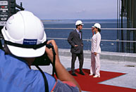 Bild: Kronprins Frederik och kronprinssessan Victoria möts på den sista brodelen 1999