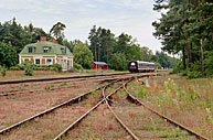 Bild: Tåg mot Karlskrona passerar Bromöllas gamla station 2004