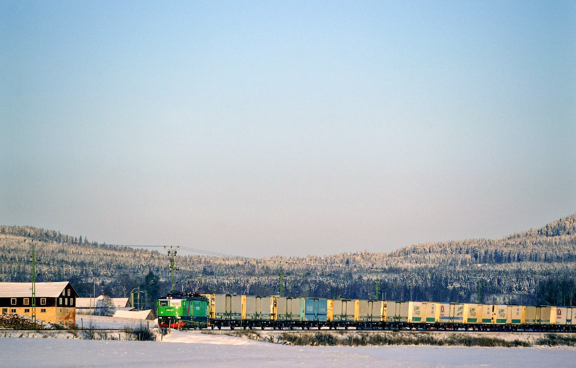 Ett godståg vid Arbrå en gnistrande vinterdag. Foto Peter Lydén/Green Cargo.