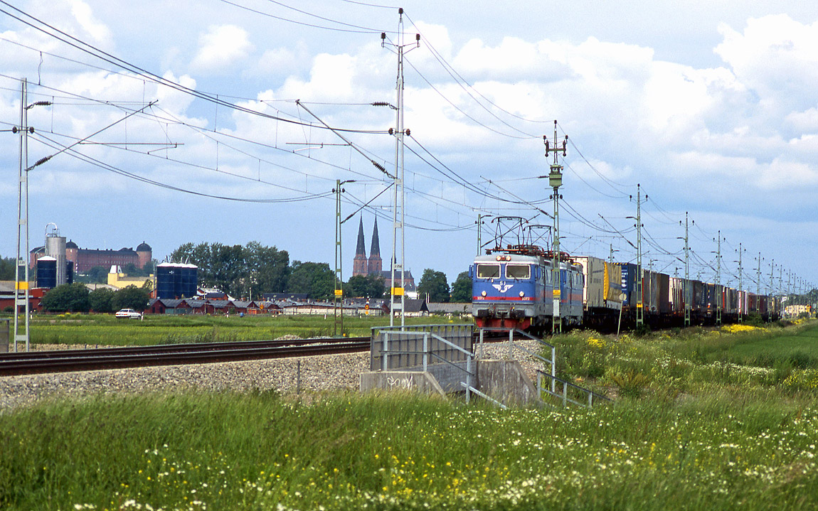 Ett kombitåg med Rc2 1072 och 1037 i täten rullar söderut över Uppsalaslätten