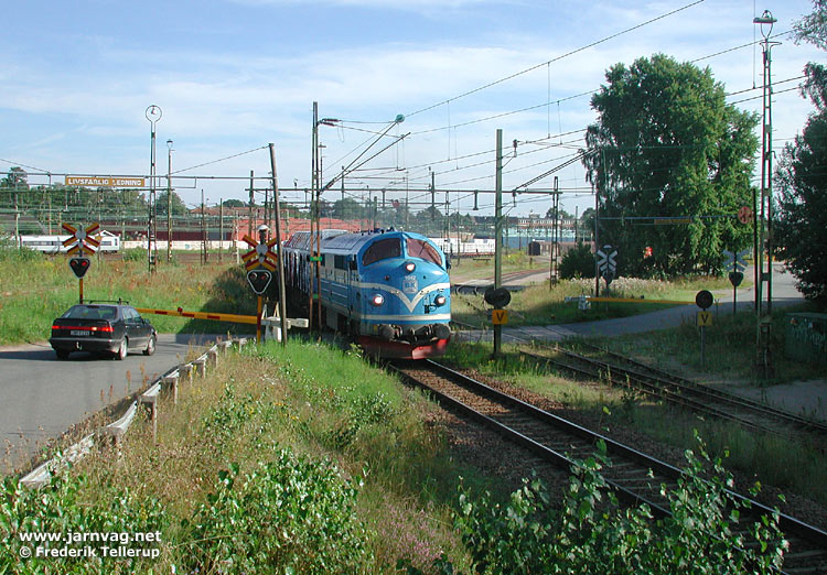 Bild: BK Tåg TMX 1042 med godståg i Hässleholm 2004