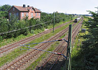 Bild: Ett Öresundståg mot Hässleholm passerar stationen i Karpalund i augusti 2004