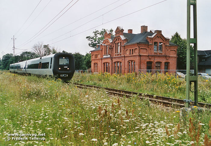 Bild:  Ett omlett Öresundståg mot Landskrona passerar stationshuset i Lomma 2 augusti 2003