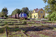 Bild: Godståg mot Olofström passerar stationshuset i Lönsboda 6 augusti 2003