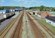 Bild: Stationsområdet i Olofström 2003 med stationshuset till höger