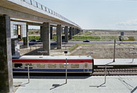 Bild: I Örestad går metron på en viadukt över järnvägen