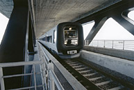 Bild: Järnvägen går i makadamfyllda betongtråg på bron