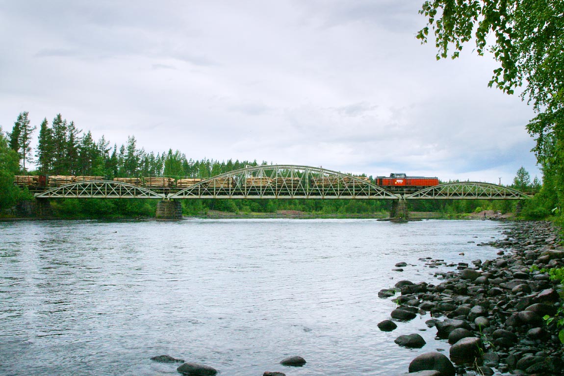 Bild: Timmertåg på den kombinerade väg- och järnvägsbron i Oxberg 2003