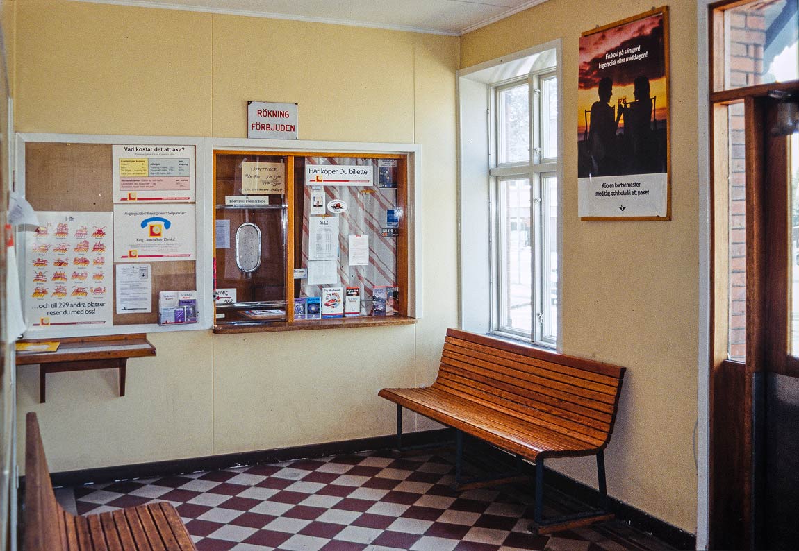 Bild: Ännu 1993 kunde man köpa biljett i biljettluckan på stationen i Tomelilla