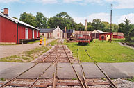 Bild: Verkstaden och lokstallet i Vadstena 2004