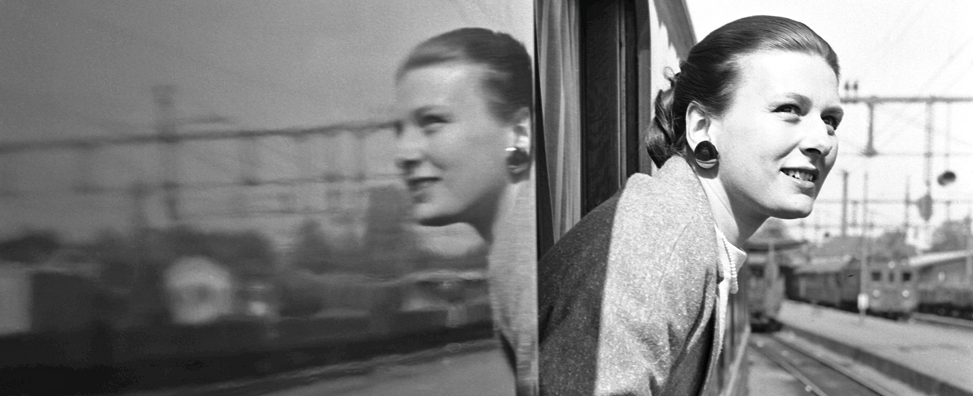 Kvinna ser ut genom ett tågfönster