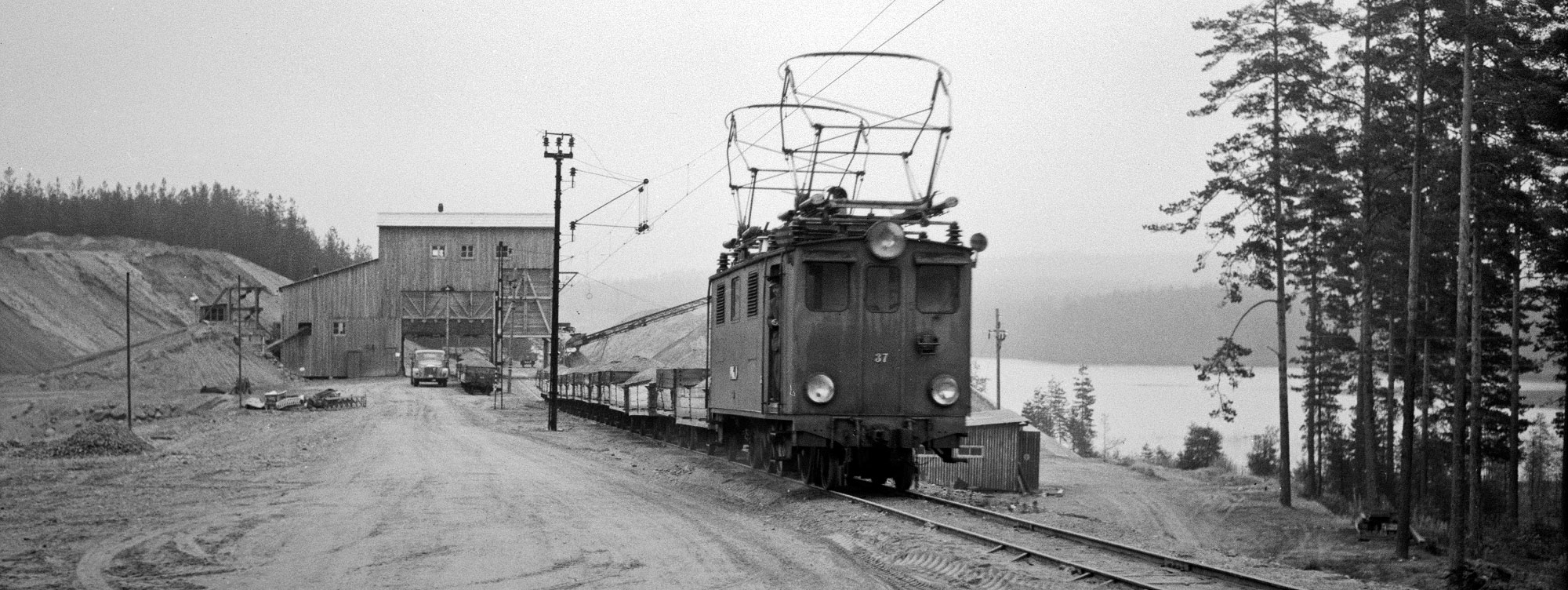 NKlJ ellok 37 med gruståg 1961