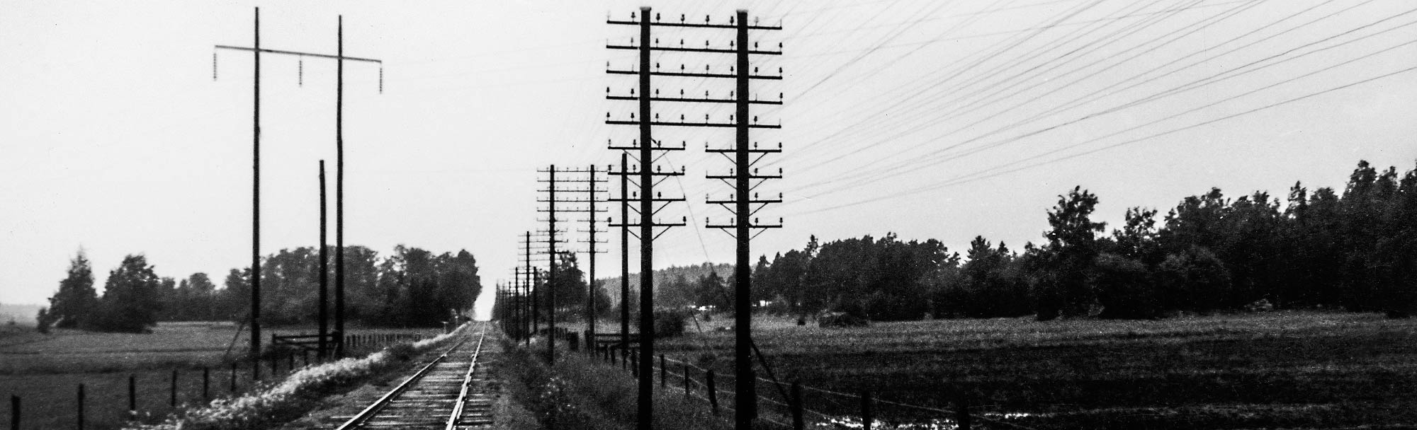 Landskap med järnväg och telefonledningar