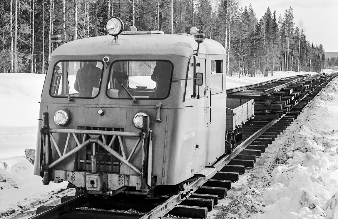 Bild: En MTR56-tralla under banbygge Morjärv-Kalix 1961