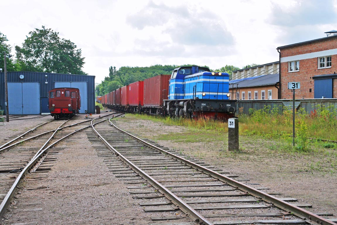 Bild: BK Tåg T43 254 med det s k sprittåget Åhus-Göteborg vid Kristianstad Södra i juli 2005