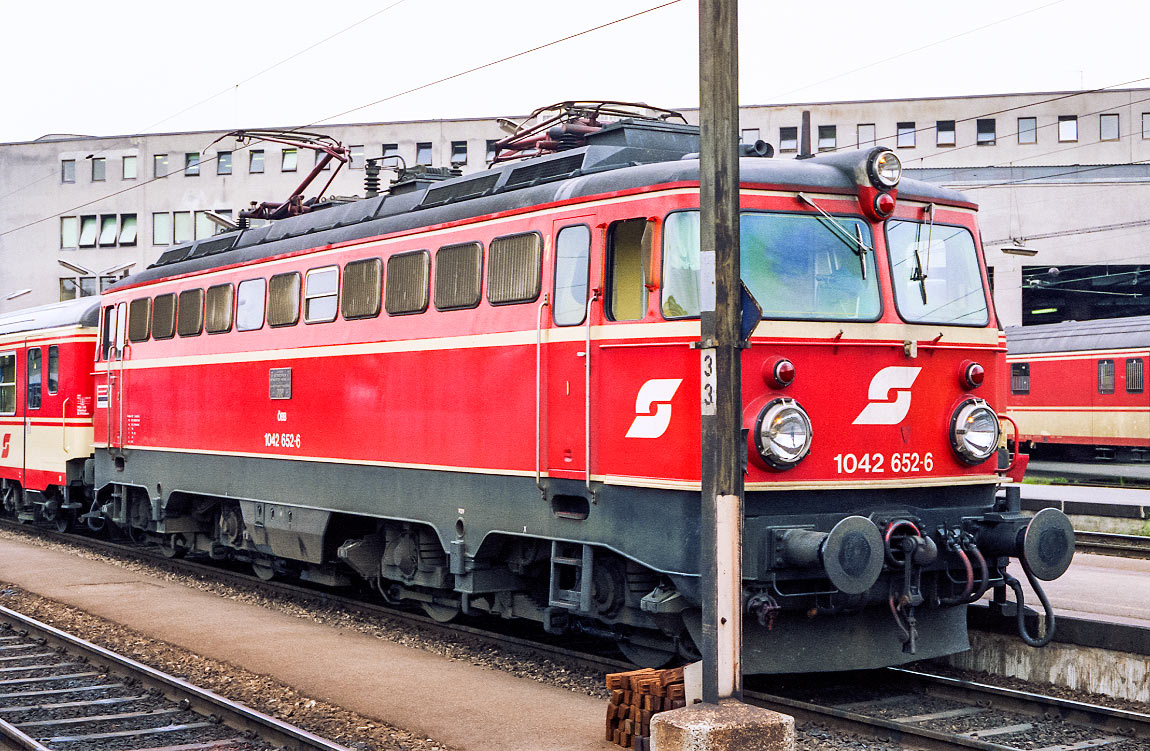 Bild: ÖBB 1042 652-6 i Wien 1987