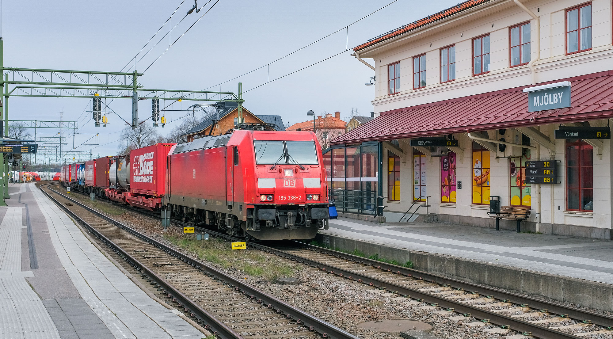 DB Cargo 185 335-2 med södergående godståg i Mjölby 2022