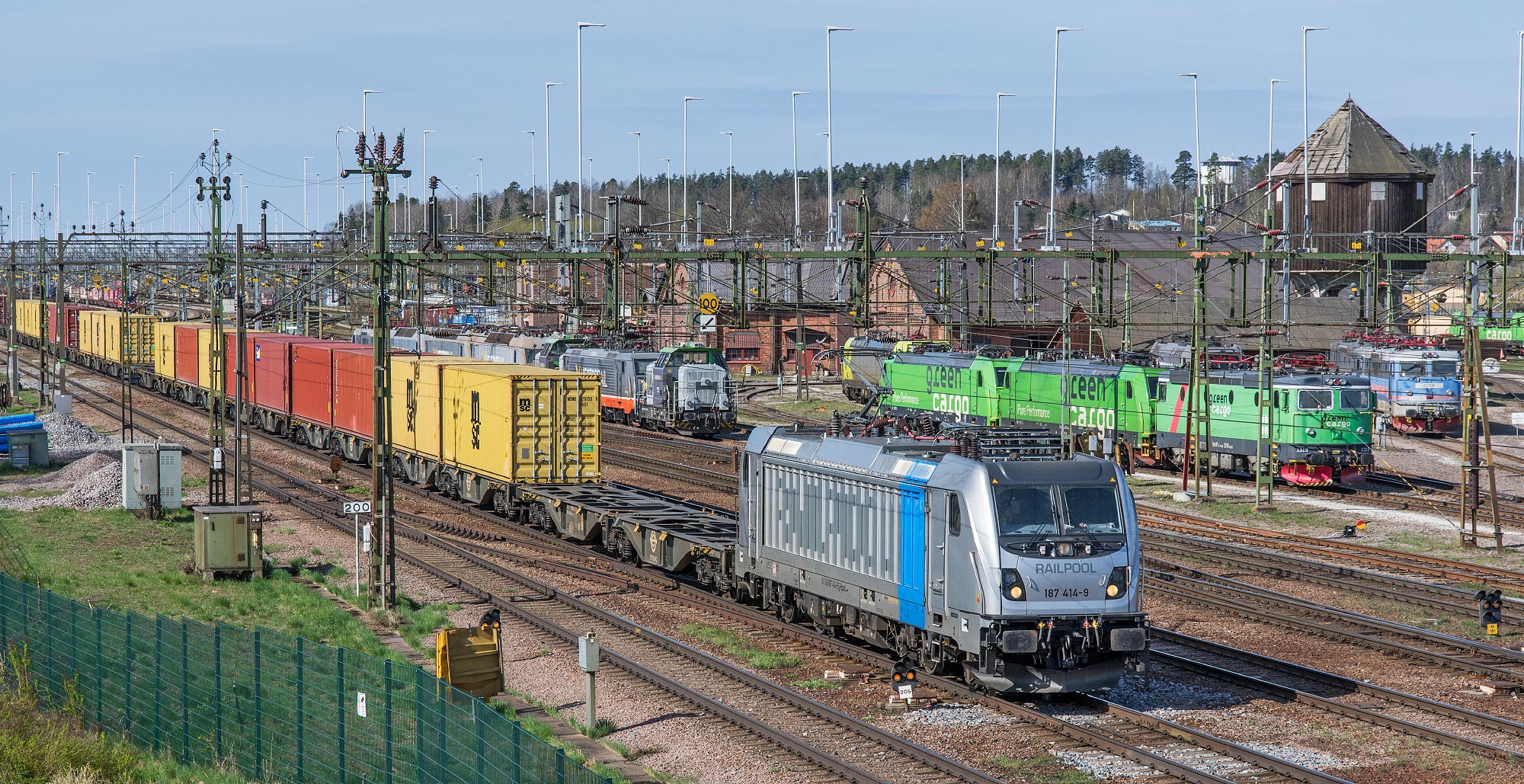 Bild: Railpool 187 414-9 med godståg passerar lokstationen i Hallsberg 2025