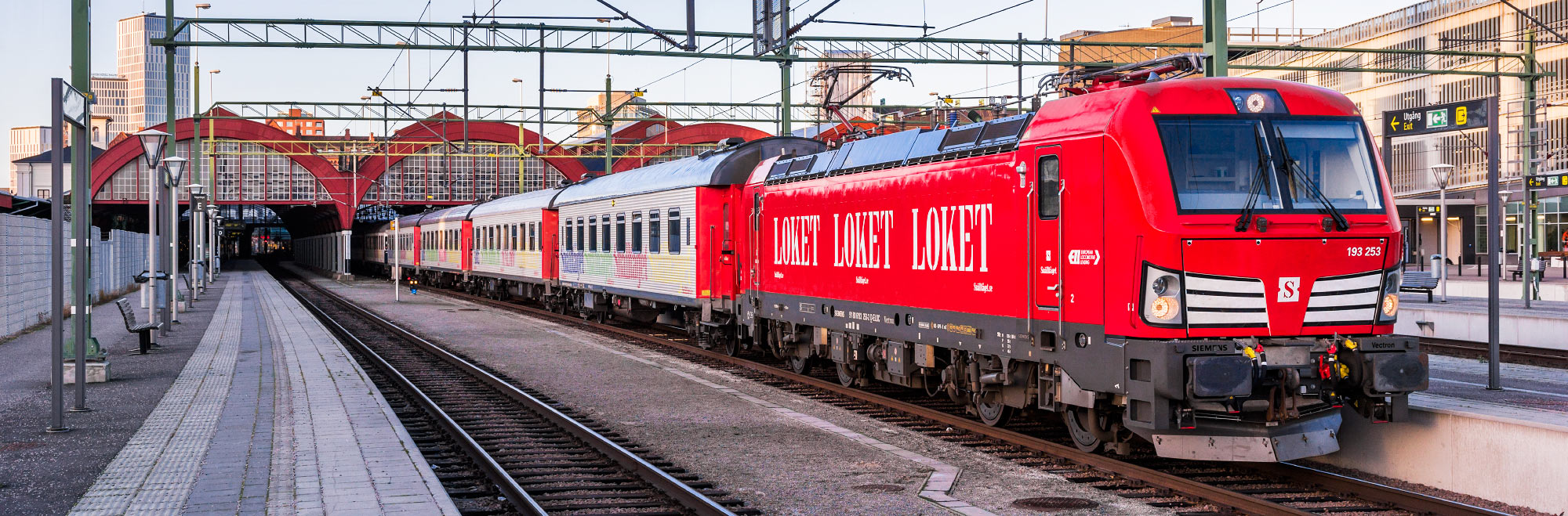 Snälltåget 193 253 med persontåg i Malmö 2016