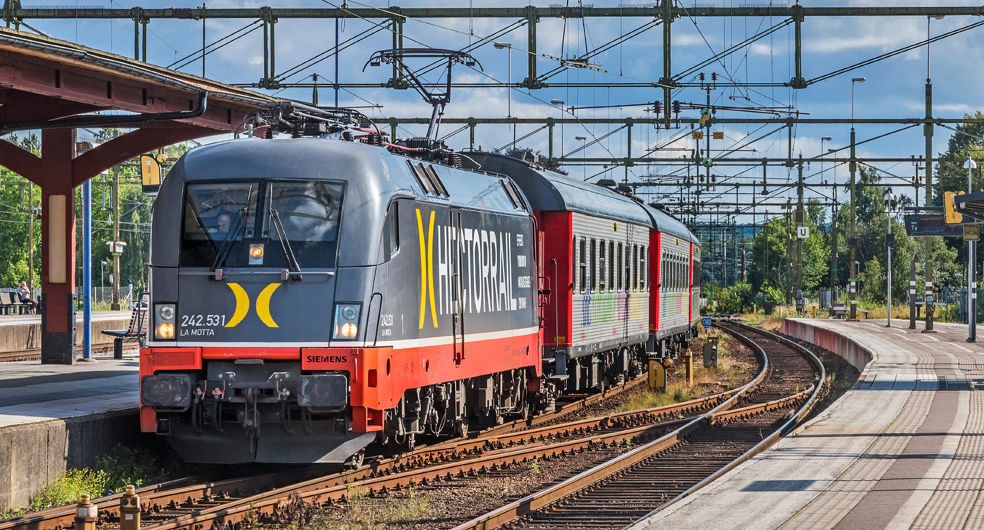 Bild: 242 531 med Snälltågets persontåg i Hässleholm 2015