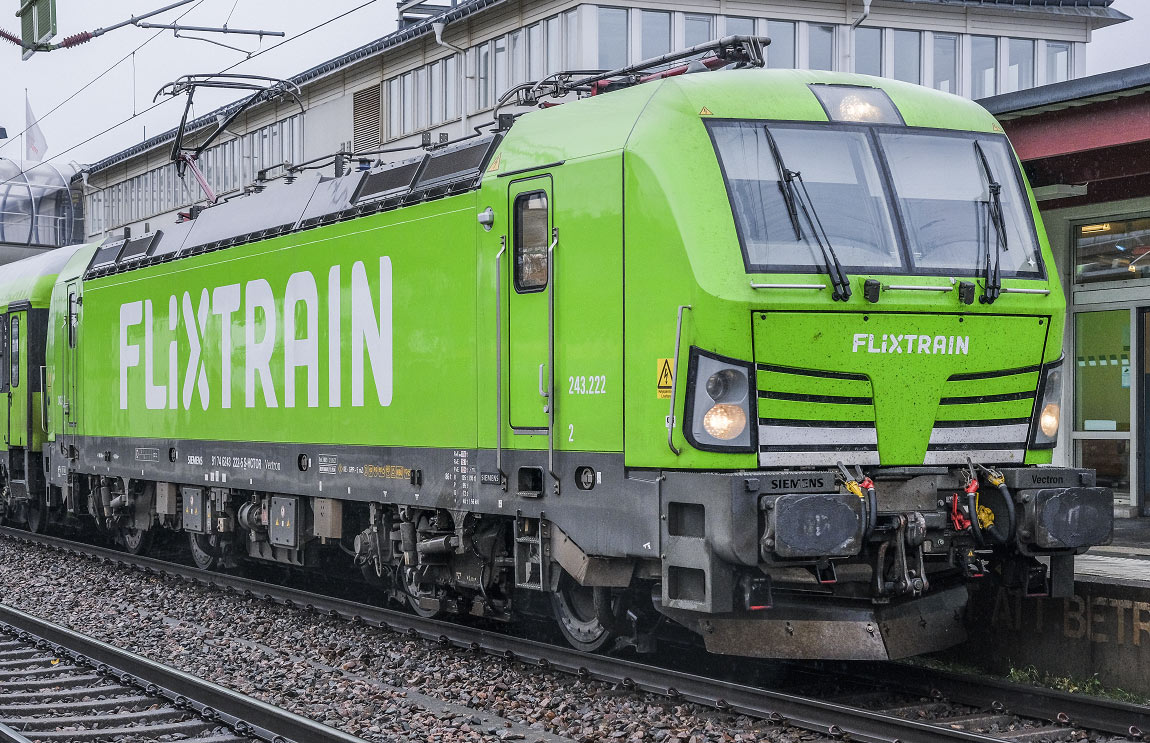 Bild: Hector Rail/FlixTrain 243 222 i Skövde 2021