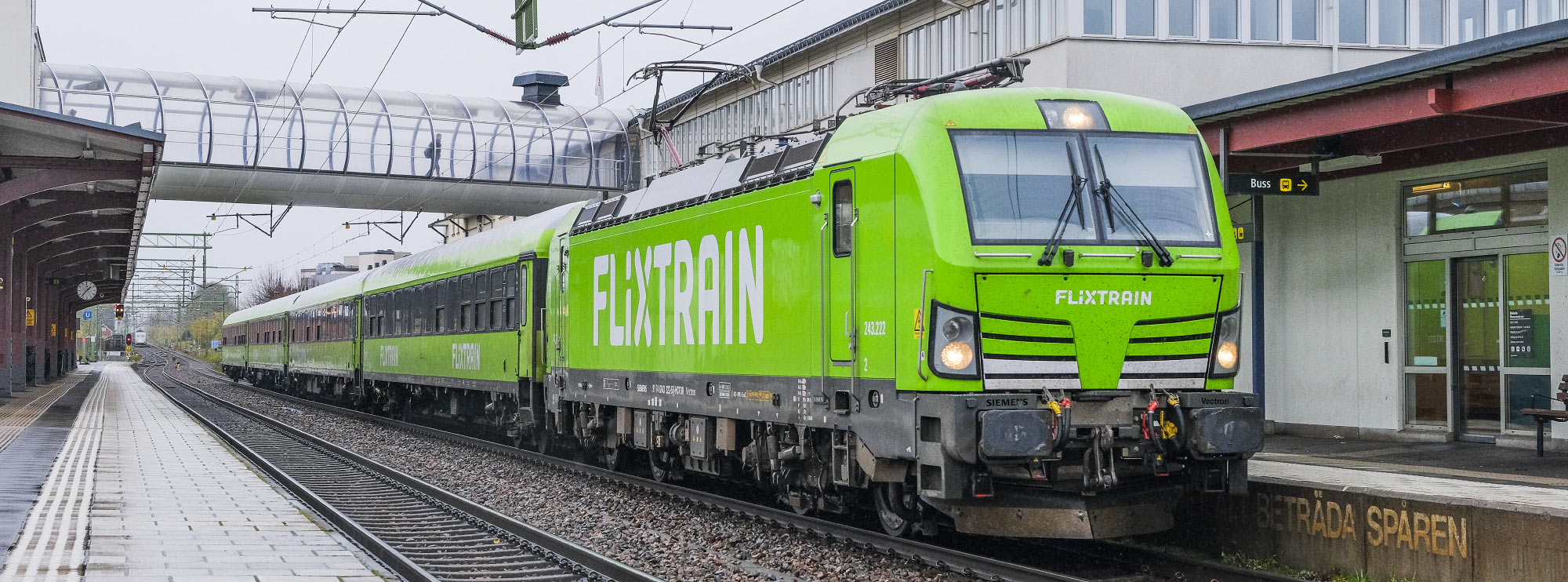 FlixTrains tåg mot Stockholm i Skövde 2021