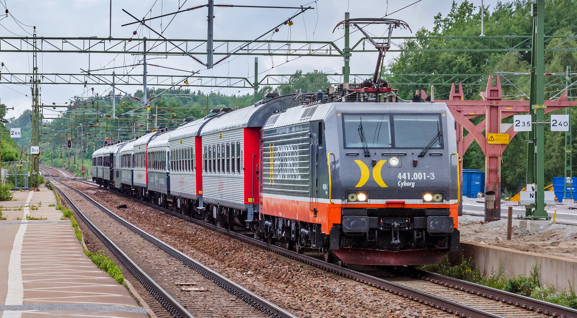 Hector Rail 441 001-3 med Veolia Transports persontåg Malmö-Stockholm i Flen 2011