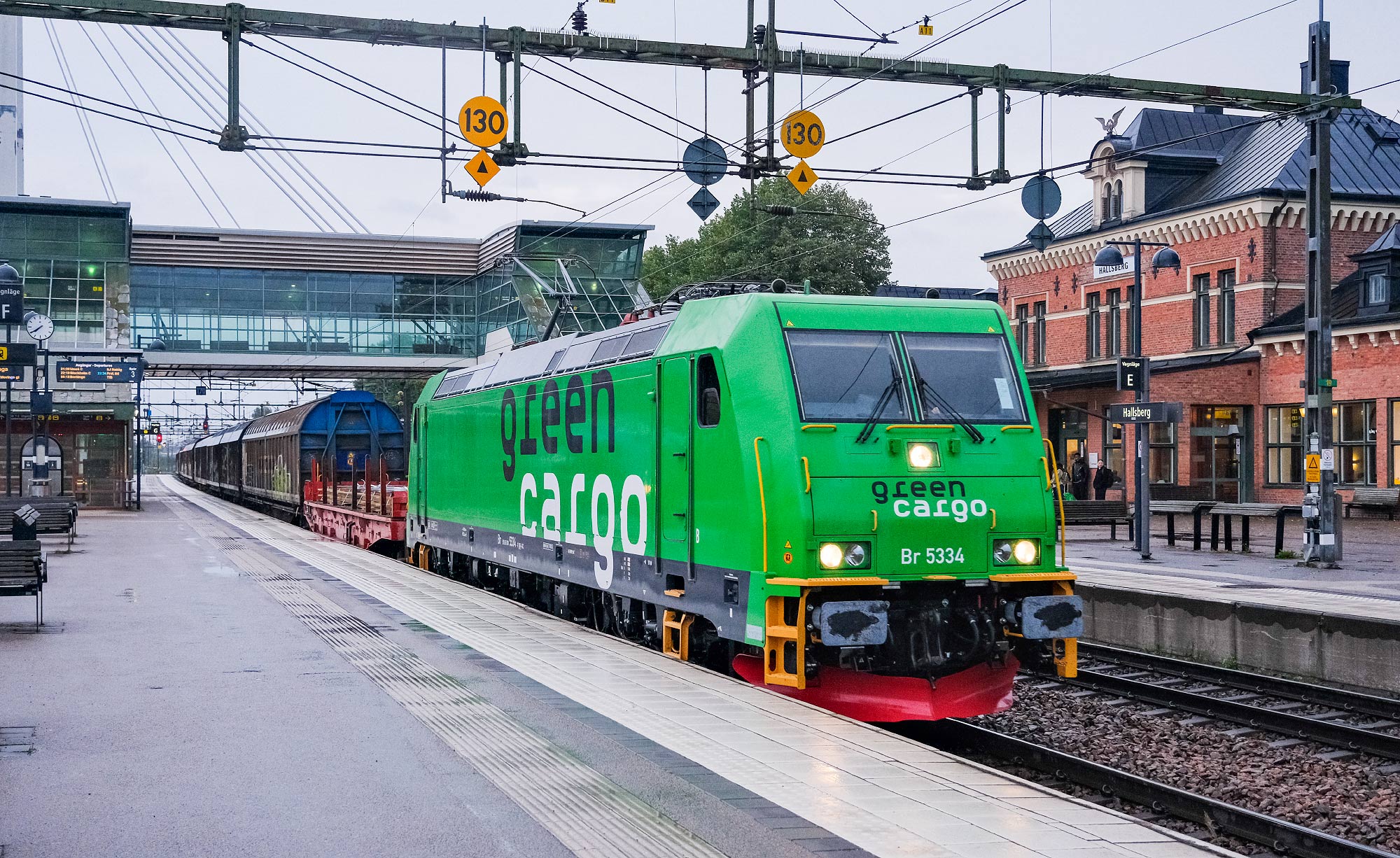 Bild: Green Cargo Br 5334 med godståg i Hallsberg en regnig augustikväll 2024
