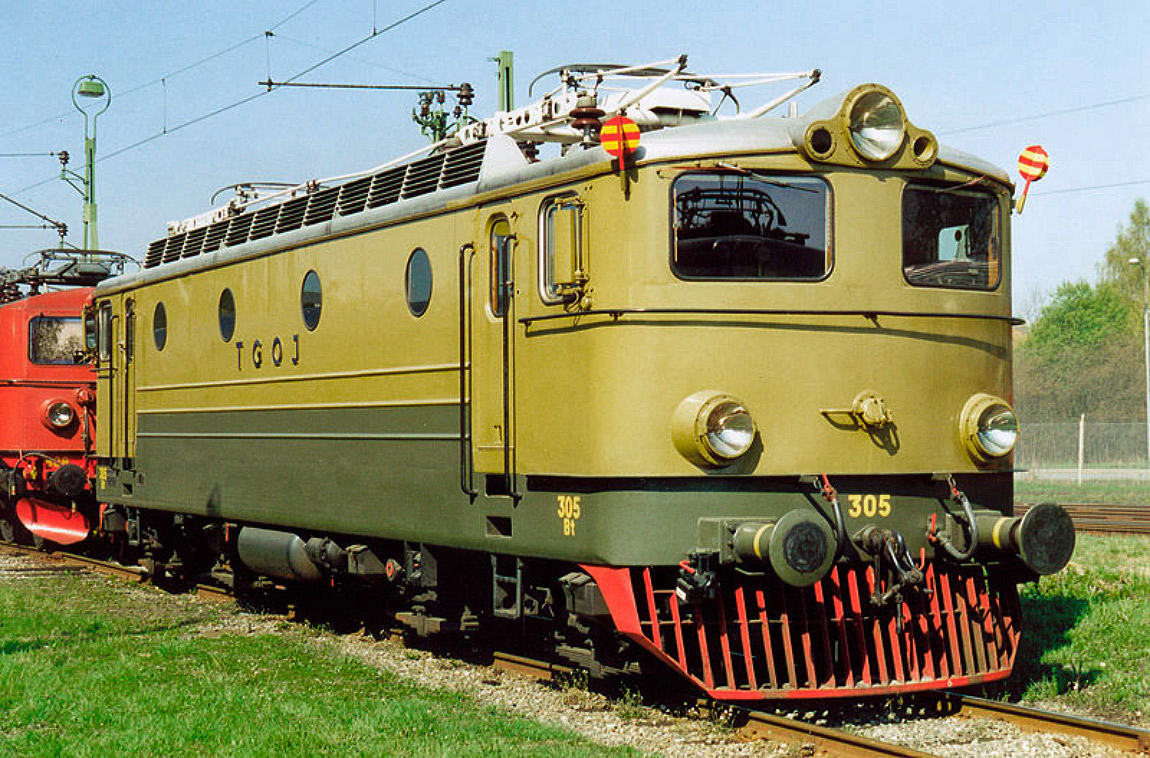 Bild Bt 305 som museilok i Örebro 2000. Loket har återfått den ursprungliga äldsta färgsättningen.