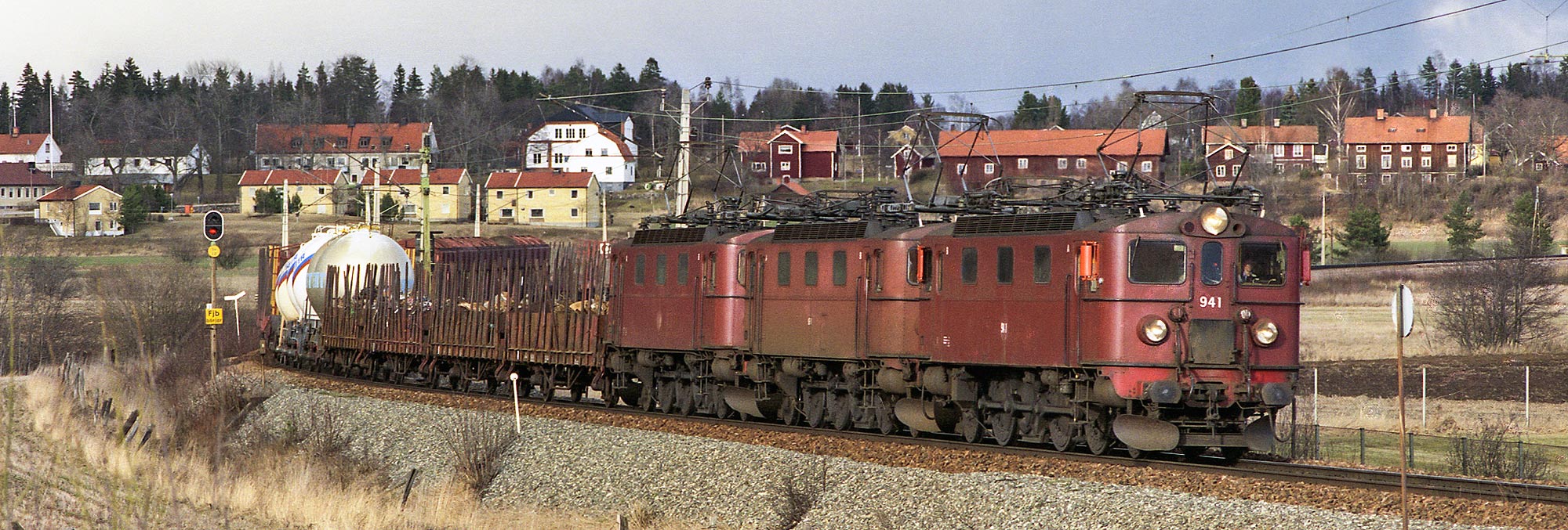 Da 941+891+939 med godståg i Storvik 1990