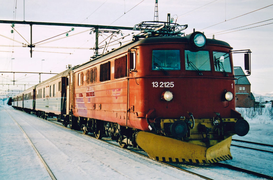 Bild: Ofotbanen El 13 2125 med extratåg i Vassijaure 2004