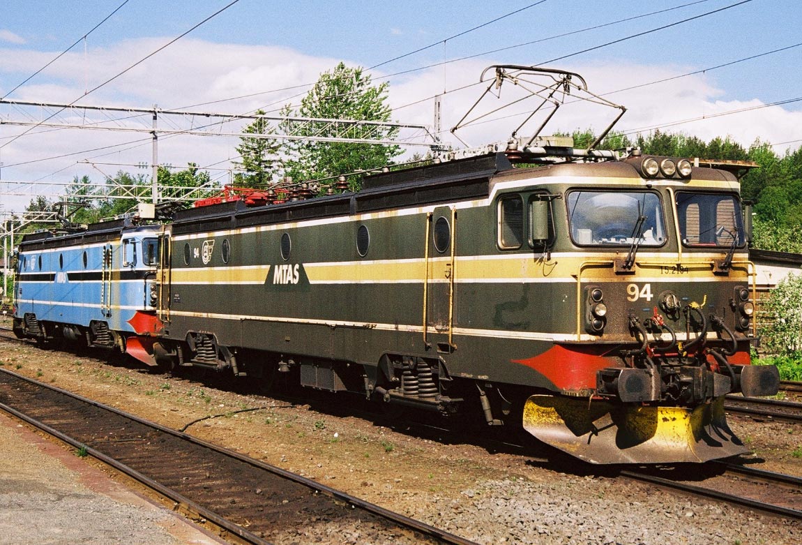 Bild: MTAS El 15 94 (ursprunglig färg)+91 (ommålad) i Narvik 2003