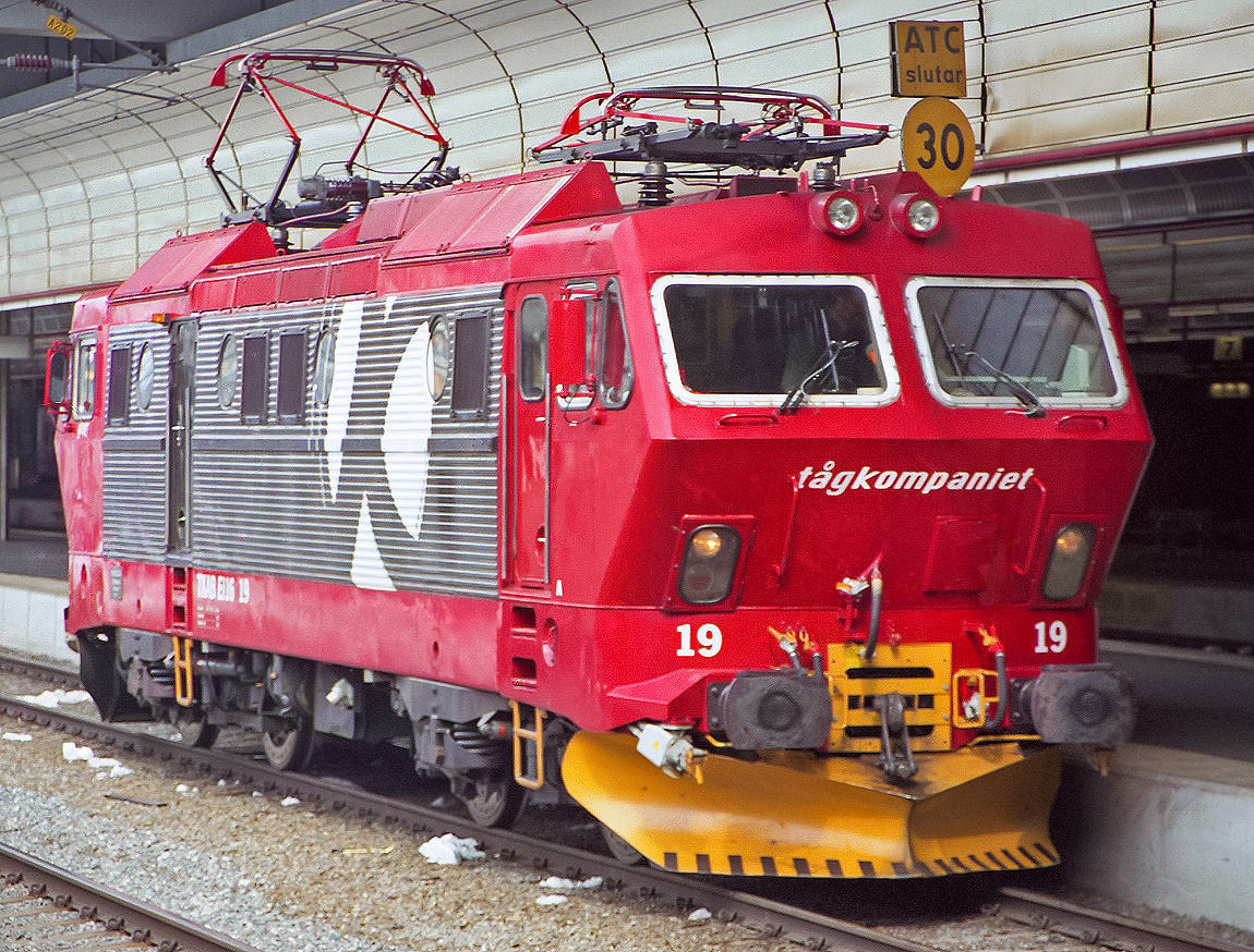 Bild: Tågkompaniet El 16 19 ommärkt men med bibehållen NSB-målning i Stockholm 2003