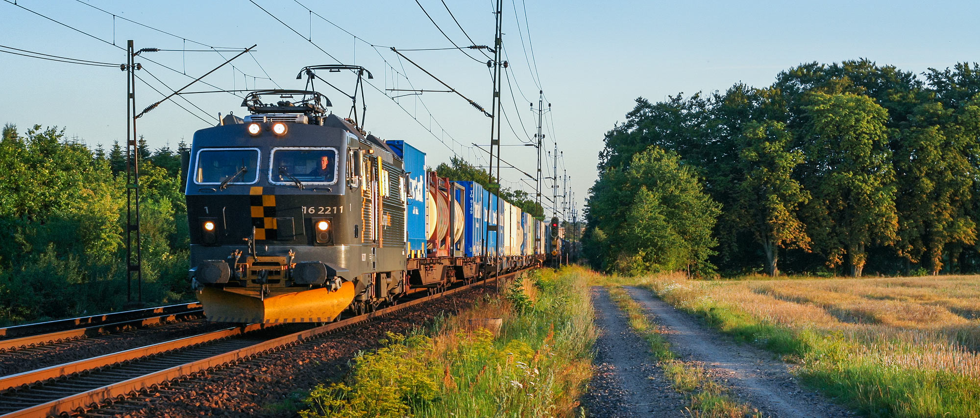 CargoNet El16 2211 med godståg söder om Eslöv 2008