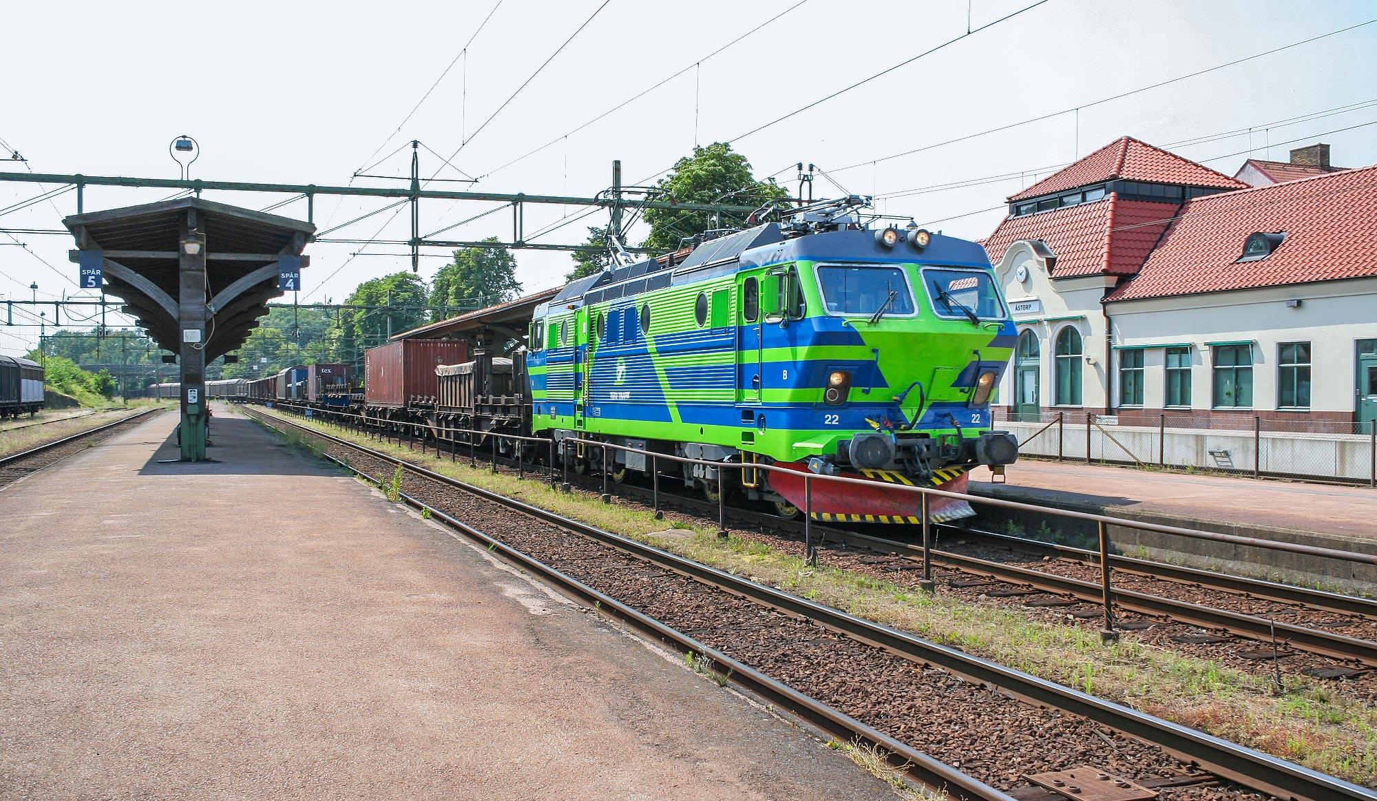 Bild: TGOJ El16 22 med godståg i Åstorp 2005