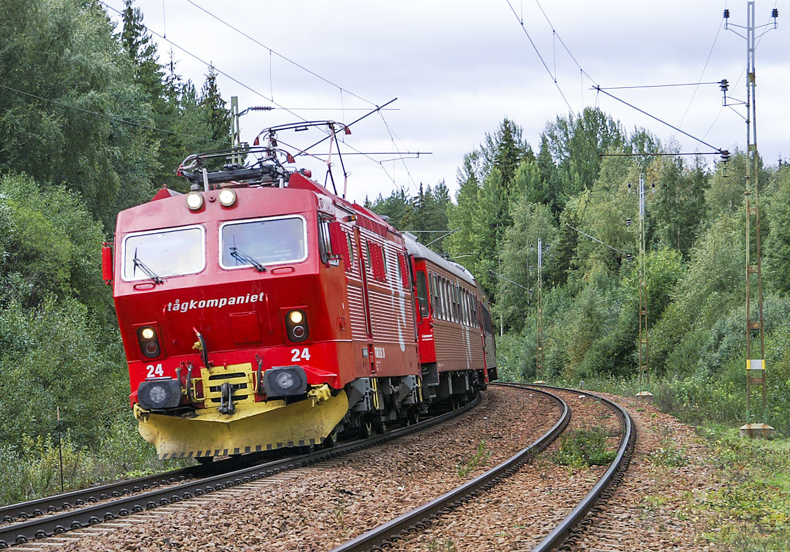 Bild: Tågkompaniet El16 24 med persontåg i Kolforsen 2006