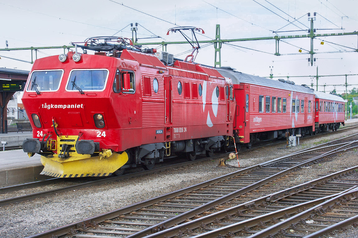 Bild: Tågkompaniet El16 24 med persontåg i Sundsvall 2005