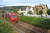 Bild: NSB El18 2252 med persontåg i Drammen 2006